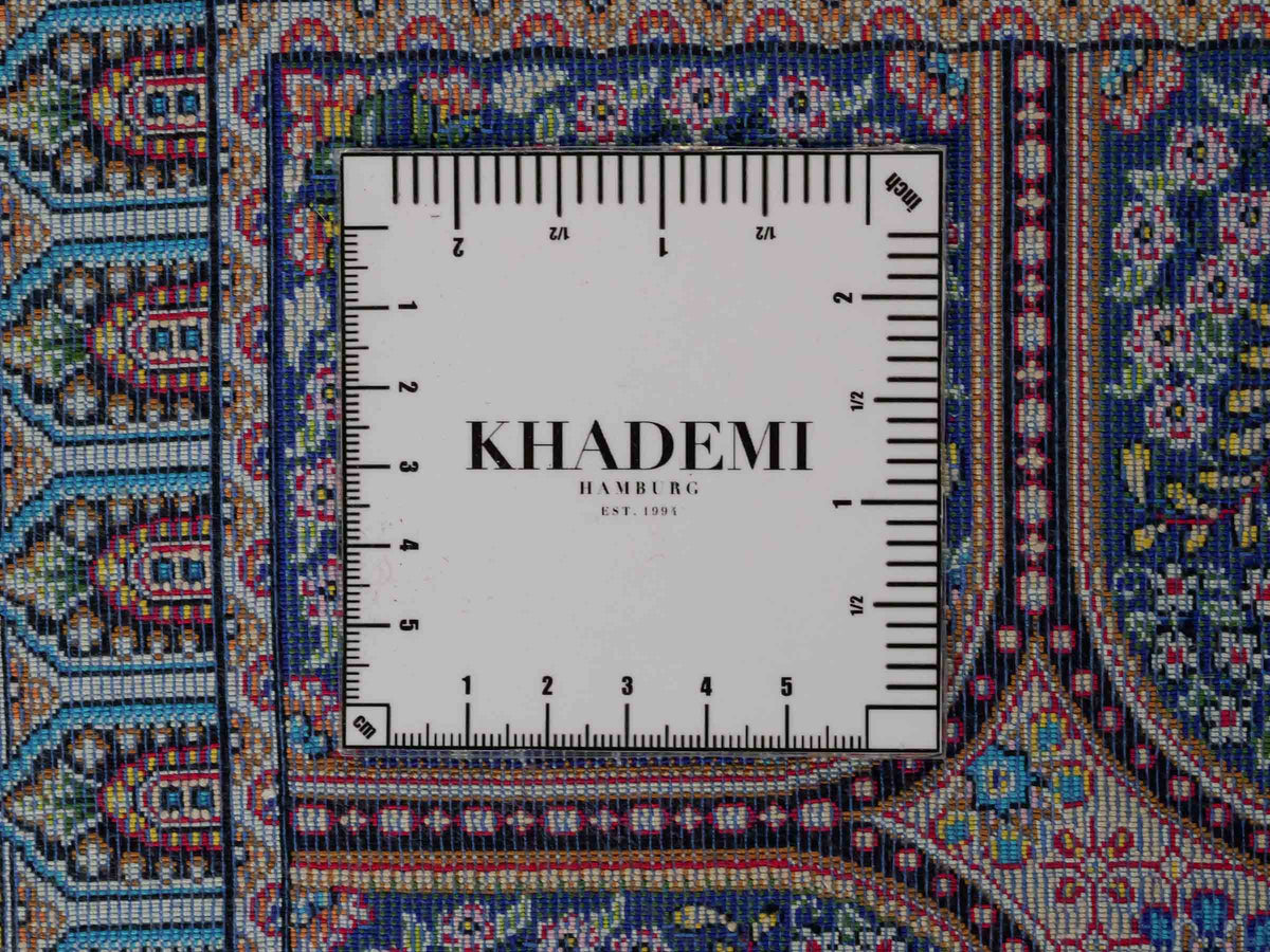 Ghom Maschinenteppich "Goshasp" 225 x 150 cm, mit Medaillon, aus pflanzlicher Seide (Viskose), Schwarz-Grün-Mehrfarbig. Teppichnummer: V40BK338H. Persian Luxury Collection by Khademi. Made in Iran / Persia – Vertrieb durch JUPITER Intl.