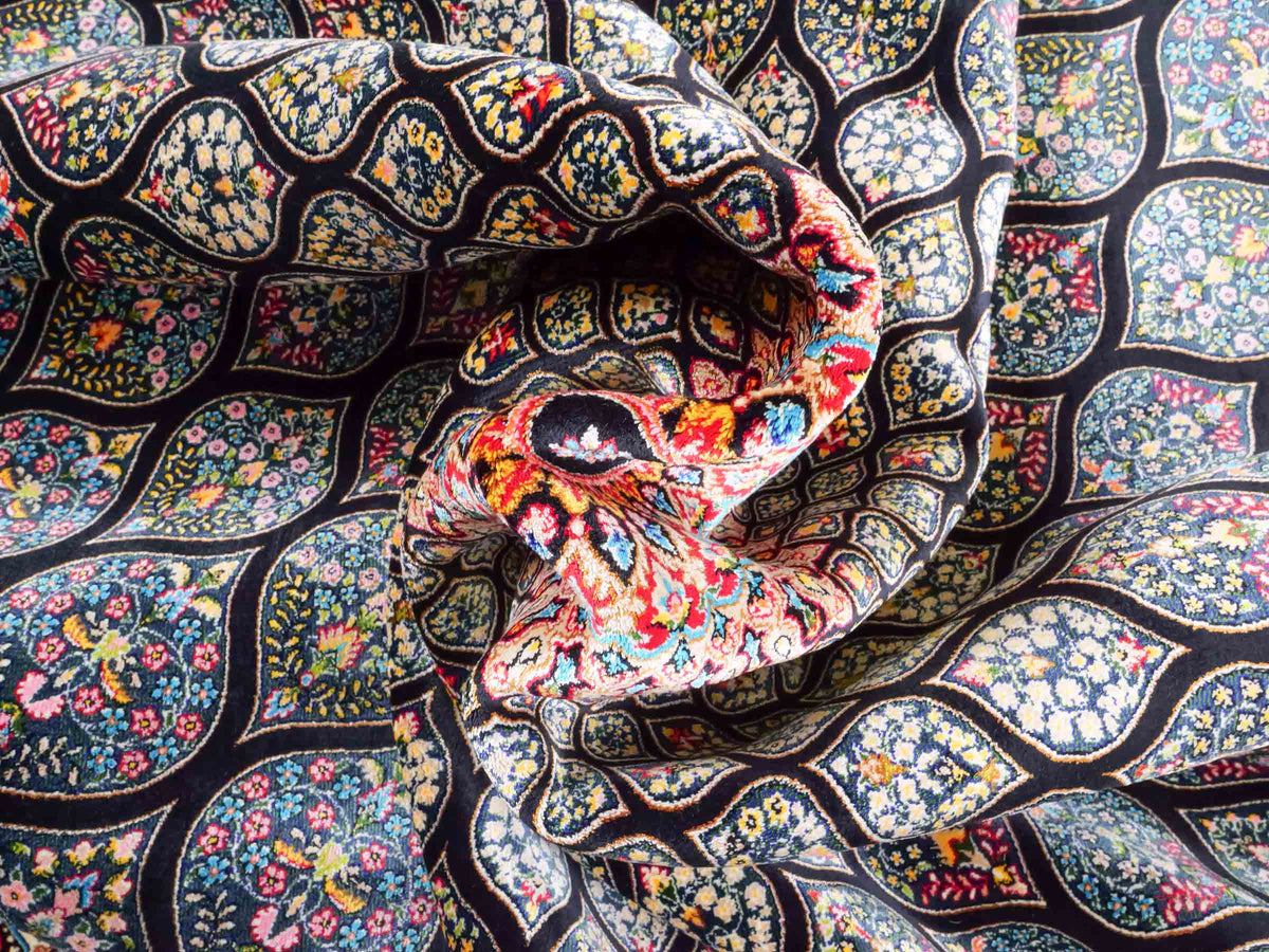 Ghom Maschinenteppich "Goshasp" 225 x 150 cm, mit Medaillon, aus pflanzlicher Seide (Viskose), Schwarz-Grün-Mehrfarbig. Teppichnummer: V40BK338H. Persian Luxury Collection by Khademi. Made in Iran / Persia – Vertrieb durch JUPITER Intl.