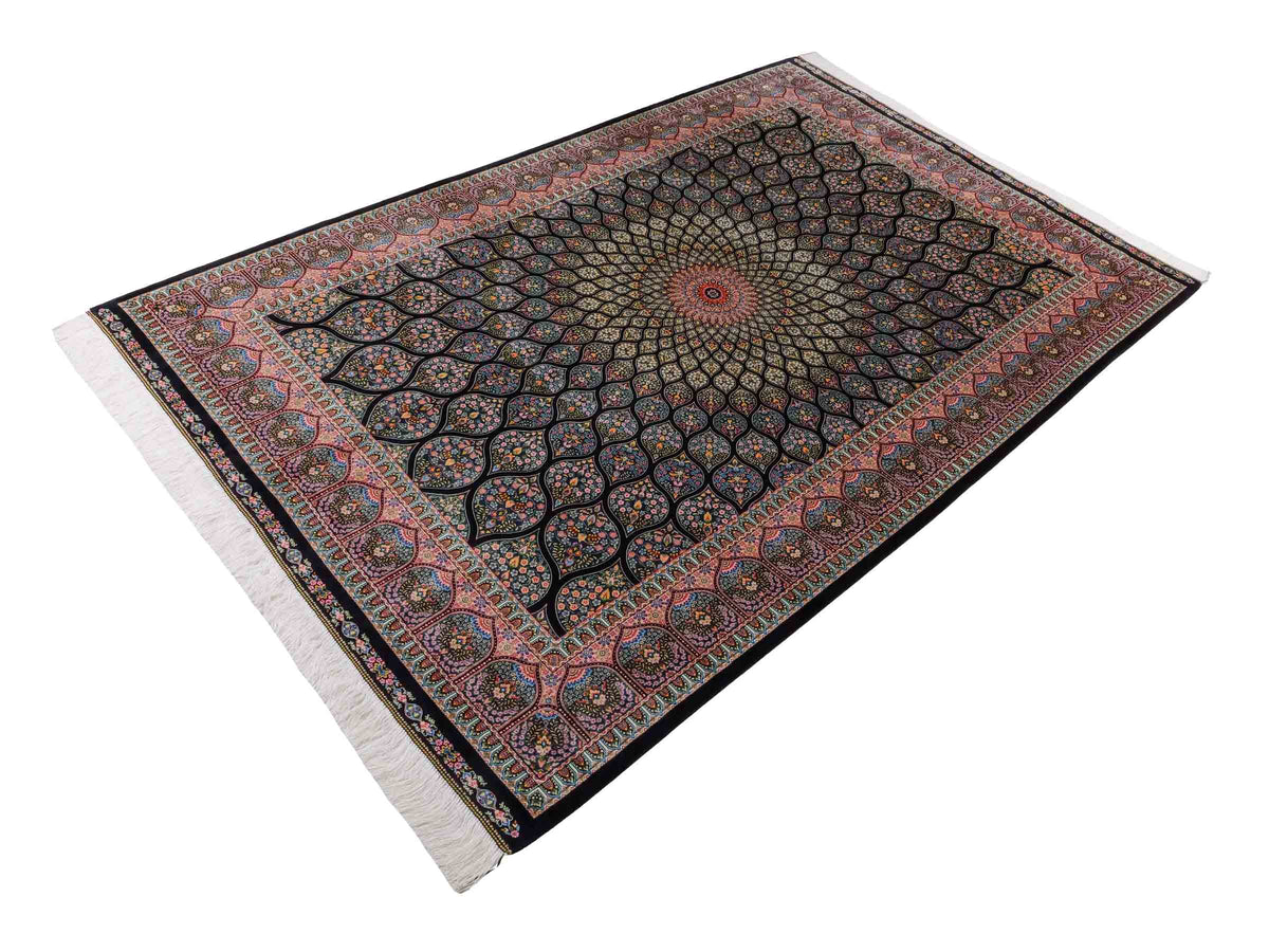 Ghom Maschinenteppich "Goshasp" 225 x 150 cm, mit Medaillon, aus pflanzlicher Seide (Viskose), Schwarz-Grün-Mehrfarbig. Teppichnummer: V40BK338H. Persian Luxury Collection by Khademi. Made in Iran / Persia – Vertrieb durch JUPITER Intl.