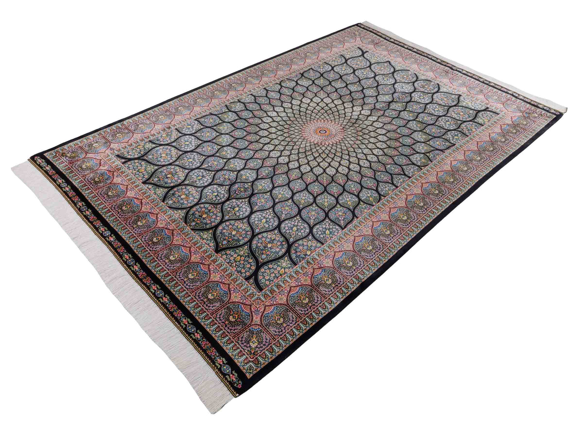 Ghom Maschinenteppich "Goshasp" 225 x 150 cm, mit Medaillon, aus pflanzlicher Seide (Viskose), Schwarz-Grün-Mehrfarbig. Teppichnummer: V40BK338H. Persian Luxury Collection by Khademi. Made in Iran / Persia – Vertrieb durch JUPITER Intl.