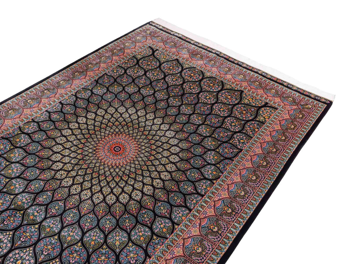 Ghom Maschinenteppich "Goshasp" 225 x 150 cm, mit Medaillon, aus pflanzlicher Seide (Viskose), Schwarz-Grün-Mehrfarbig. Teppichnummer: V40BK338H. Persian Luxury Collection by Khademi. Made in Iran / Persia – Vertrieb durch JUPITER Intl.