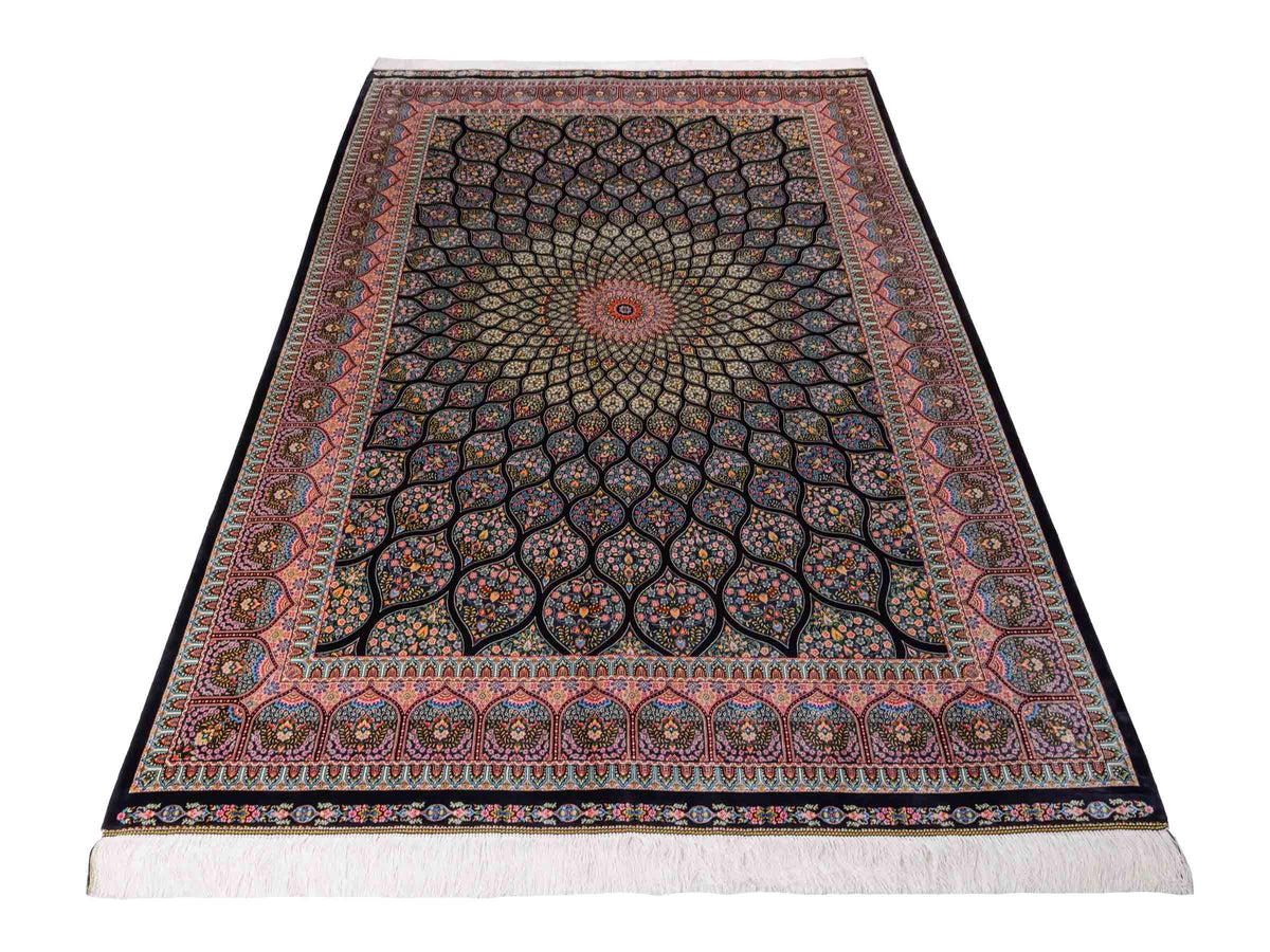 Ghom Maschinenteppich "Goshasp" 225 x 150 cm, mit Medaillon, aus pflanzlicher Seide (Viskose), Schwarz-Grün-Mehrfarbig. Teppichnummer: V40BK338H. Persian Luxury Collection by Khademi. Made in Iran / Persia – Vertrieb durch JUPITER Intl.