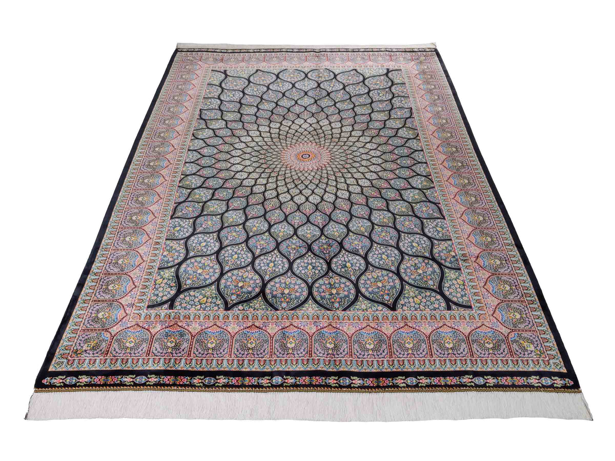 Ghom Maschinenteppich "Goshasp" 225 x 150 cm, mit Medaillon, aus pflanzlicher Seide (Viskose), Schwarz-Grün-Mehrfarbig. Teppichnummer: V40BK338H. Persian Luxury Collection by Khademi. Made in Iran / Persia – Vertrieb durch JUPITER Intl.