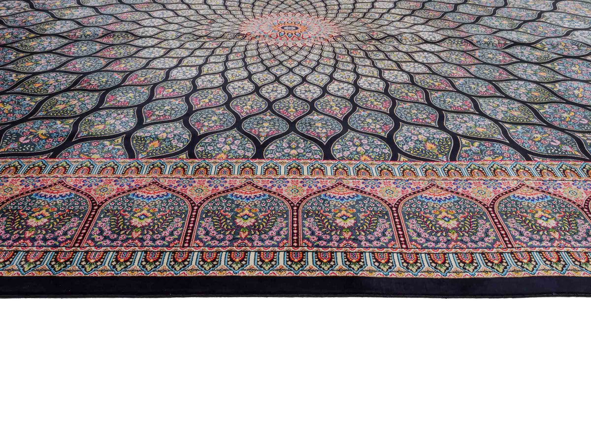 Ghom Maschinenteppich "Goshasp" 225 x 150 cm, mit Medaillon, aus pflanzlicher Seide (Viskose), Schwarz-Grün-Mehrfarbig. Teppichnummer: V40BK338H. Persian Luxury Collection by Khademi. Made in Iran / Persia – Vertrieb durch JUPITER Intl.