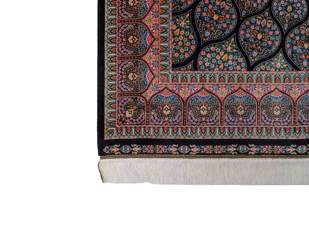 Ghom Maschinenteppich "Goshasp" 225 x 150 cm, mit Medaillon, aus pflanzlicher Seide (Viskose), Schwarz-Grün-Mehrfarbig. Teppichnummer: V40BK338H. Persian Luxury Collection by Khademi. Made in Iran / Persia – Vertrieb durch JUPITER Intl.