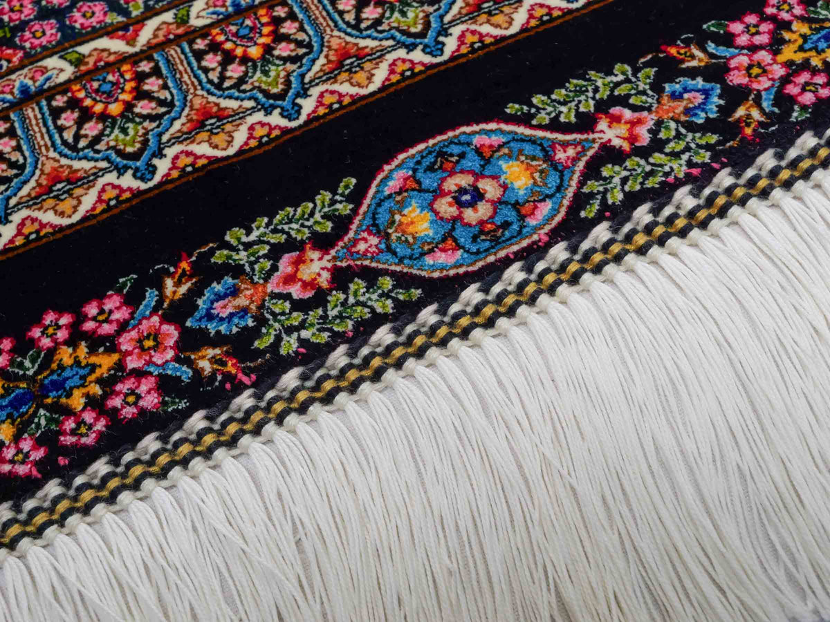 Ghom Maschinenteppich "Goshasp" 300 x 200 cm, mit Medaillon, aus pflanzlicher Seide (Viskose), Schwarz-Grün-Mehrfarbig. Teppichnummer: V40BK600H. Persian Luxury Collection by Khademi. Made in Iran / Persia – Vertrieb durch JUPITER Intl.