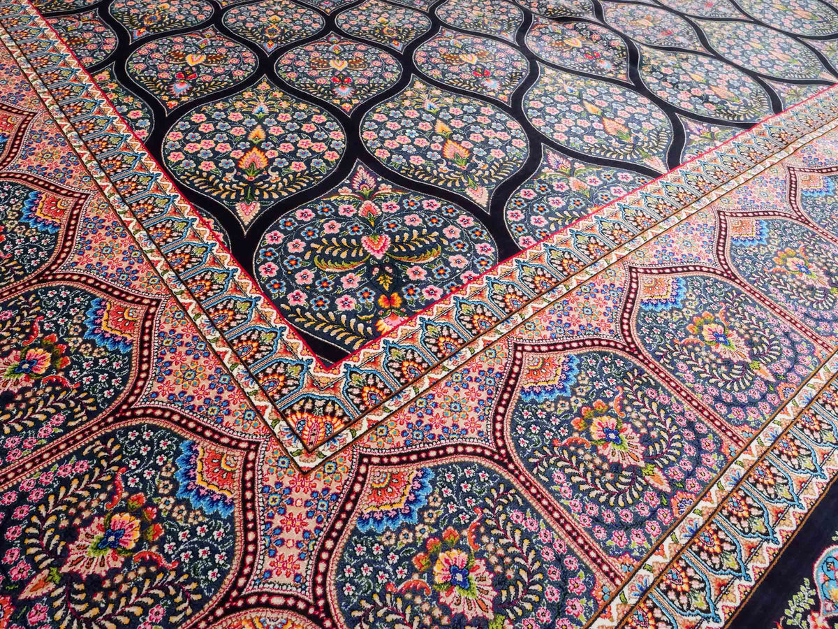 Ghom Maschinenteppich "Goshasp" 300 x 200 cm, mit Medaillon, aus pflanzlicher Seide (Viskose), Schwarz-Grün-Mehrfarbig. Teppichnummer: V40BK600H. Persian Luxury Collection by Khademi. Made in Iran / Persia – Vertrieb durch JUPITER Intl.