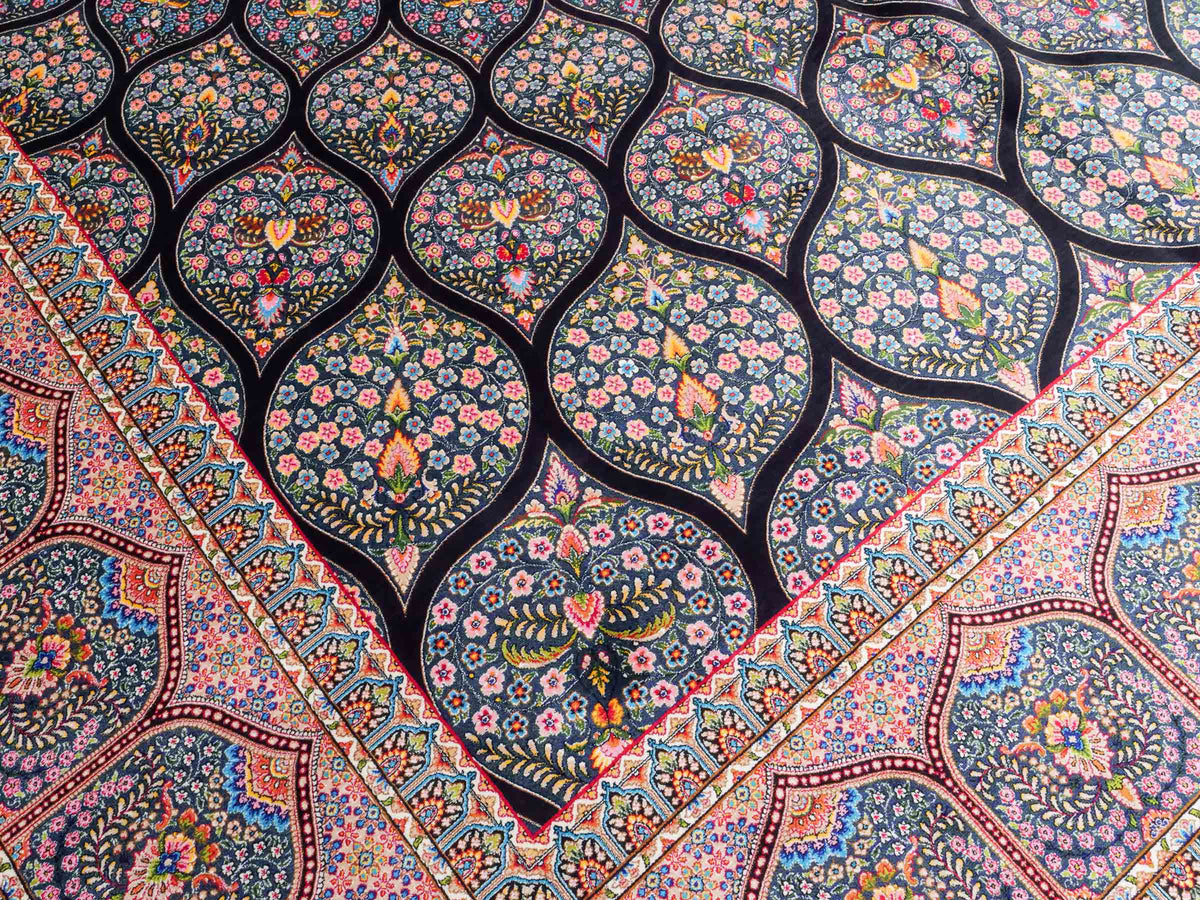 Ghom Maschinenteppich "Goshasp" 300 x 200 cm, mit Medaillon, aus pflanzlicher Seide (Viskose), Schwarz-Grün-Mehrfarbig. Teppichnummer: V40BK600H. Persian Luxury Collection by Khademi. Made in Iran / Persia – Vertrieb durch JUPITER Intl.