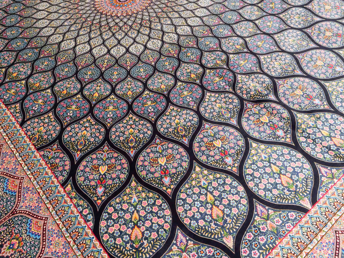 Ghom Maschinenteppich "Goshasp" 300 x 200 cm, mit Medaillon, aus pflanzlicher Seide (Viskose), Schwarz-Grün-Mehrfarbig. Teppichnummer: V40BK600H. Persian Luxury Collection by Khademi. Made in Iran / Persia – Vertrieb durch JUPITER Intl.