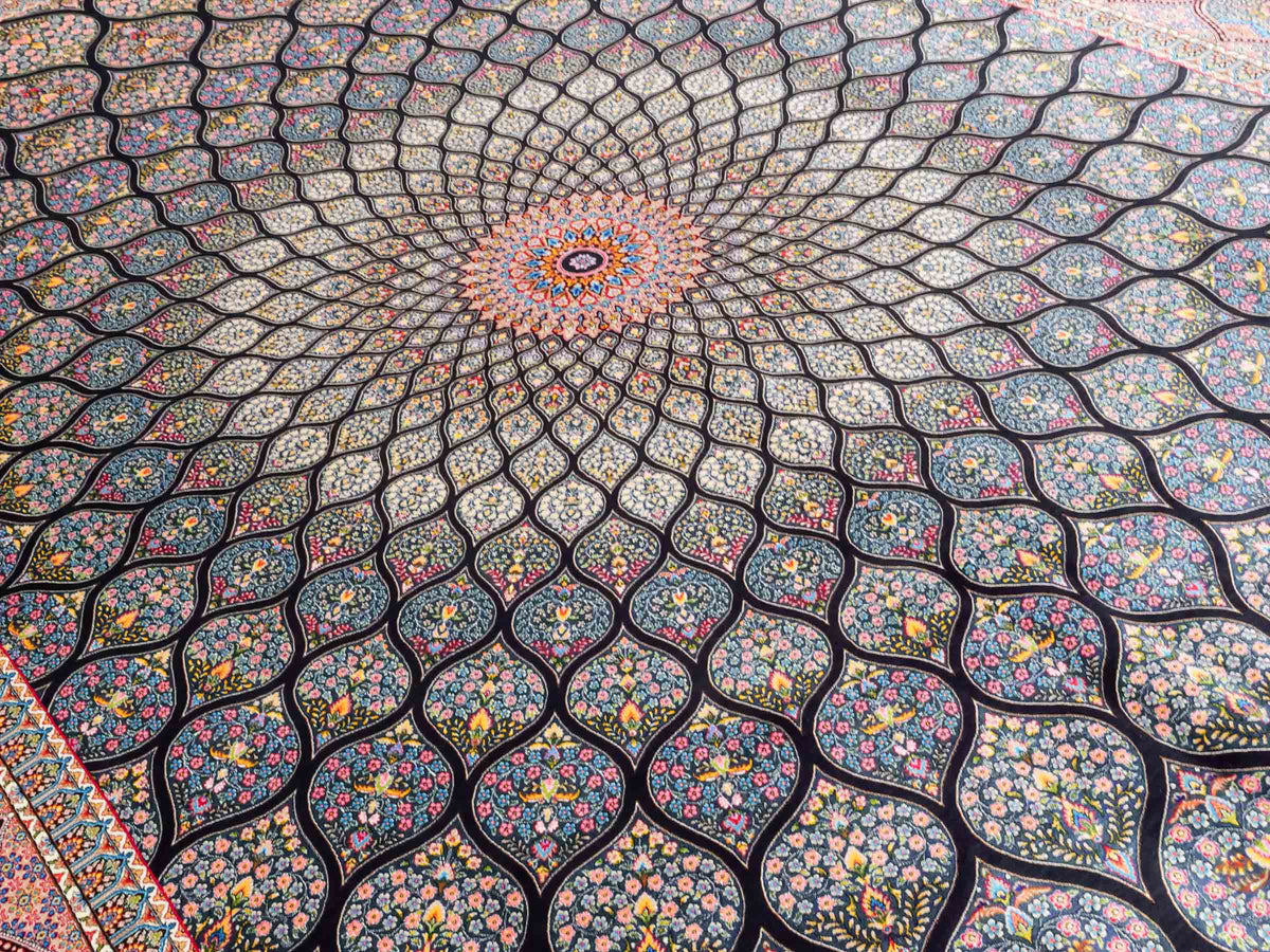 Ghom Maschinenteppich "Goshasp" 300 x 200 cm, mit Medaillon, aus pflanzlicher Seide (Viskose), Schwarz-Grün-Mehrfarbig. Teppichnummer: V40BK600H. Persian Luxury Collection by Khademi. Made in Iran / Persia – Vertrieb durch JUPITER Intl.