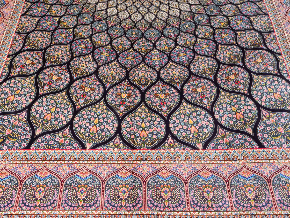 Ghom Maschinenteppich "Goshasp" 300 x 200 cm, mit Medaillon, aus pflanzlicher Seide (Viskose), Schwarz-Grün-Mehrfarbig. Teppichnummer: V40BK600H. Persian Luxury Collection by Khademi. Made in Iran / Persia – Vertrieb durch JUPITER Intl.