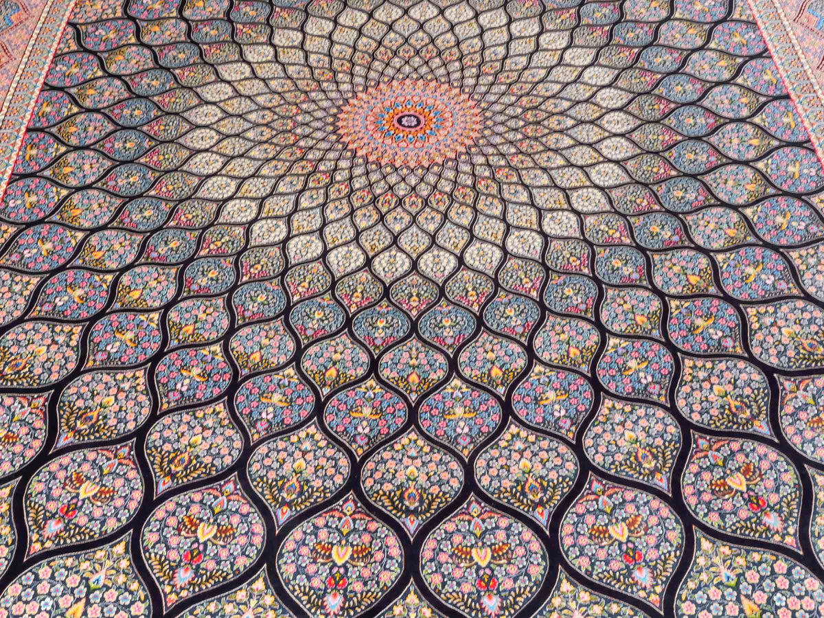 Ghom Maschinenteppich "Goshasp" 300 x 200 cm, mit Medaillon, aus pflanzlicher Seide (Viskose), Schwarz-Grün-Mehrfarbig. Teppichnummer: V40BK600H. Persian Luxury Collection by Khademi. Made in Iran / Persia – Vertrieb durch JUPITER Intl.