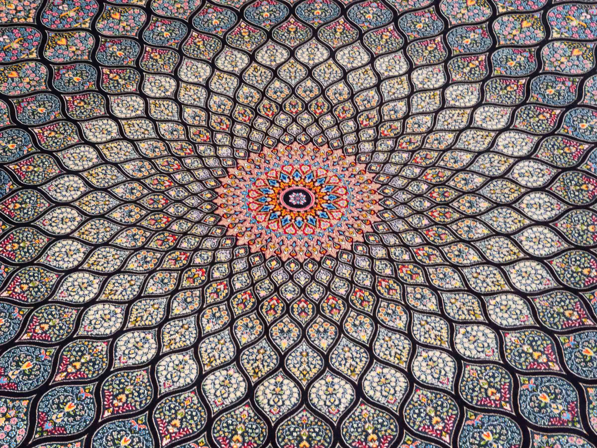 Ghom Maschinenteppich "Goshasp" 300 x 200 cm, mit Medaillon, aus pflanzlicher Seide (Viskose), Schwarz-Grün-Mehrfarbig. Teppichnummer: V40BK600H. Persian Luxury Collection by Khademi. Made in Iran / Persia – Vertrieb durch JUPITER Intl.