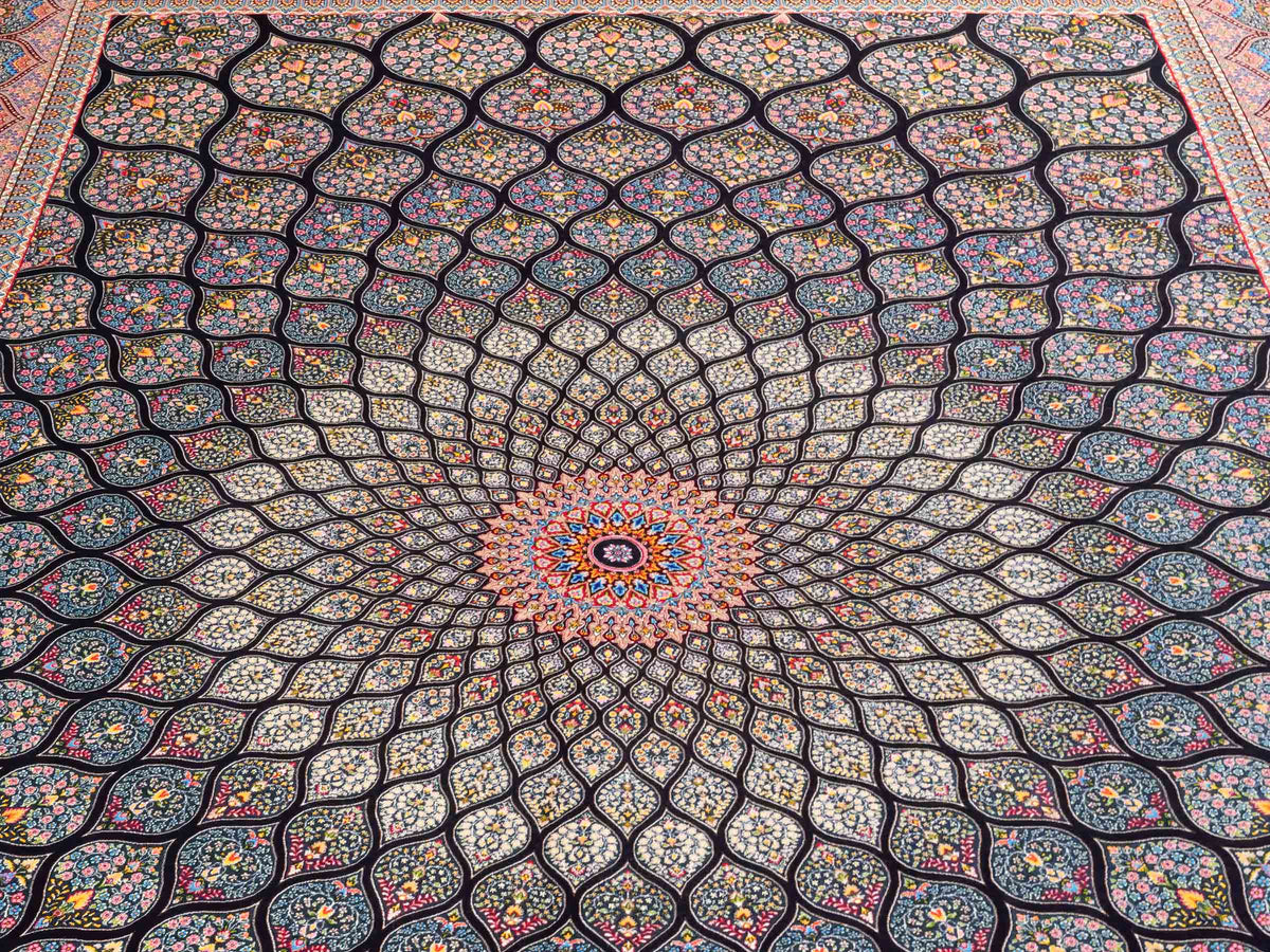Ghom Maschinenteppich "Goshasp" 300 x 200 cm, mit Medaillon, aus pflanzlicher Seide (Viskose), Schwarz-Grün-Mehrfarbig. Teppichnummer: V40BK600H. Persian Luxury Collection by Khademi. Made in Iran / Persia – Vertrieb durch JUPITER Intl.