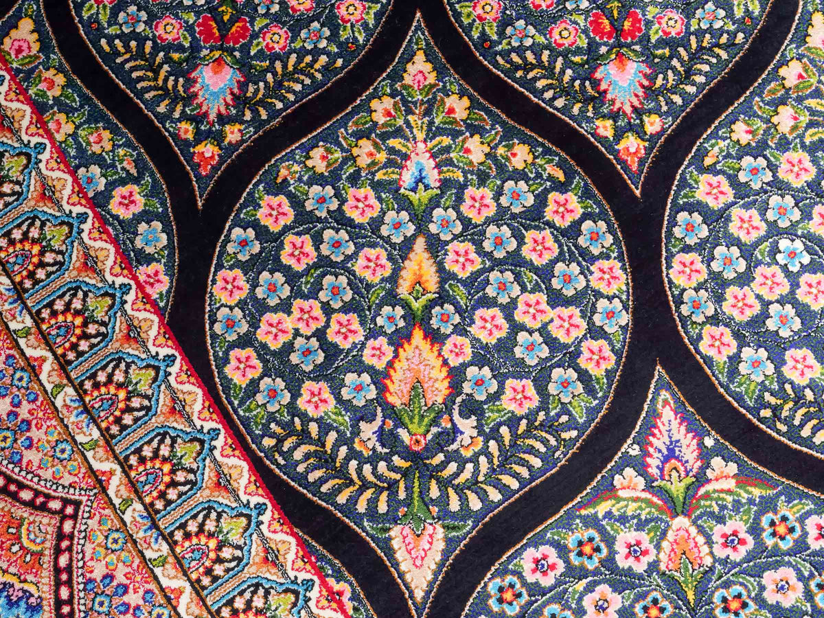 Ghom Maschinenteppich "Goshasp" 300 x 200 cm, mit Medaillon, aus pflanzlicher Seide (Viskose), Schwarz-Grün-Mehrfarbig. Teppichnummer: V40BK600H. Persian Luxury Collection by Khademi. Made in Iran / Persia – Vertrieb durch JUPITER Intl.