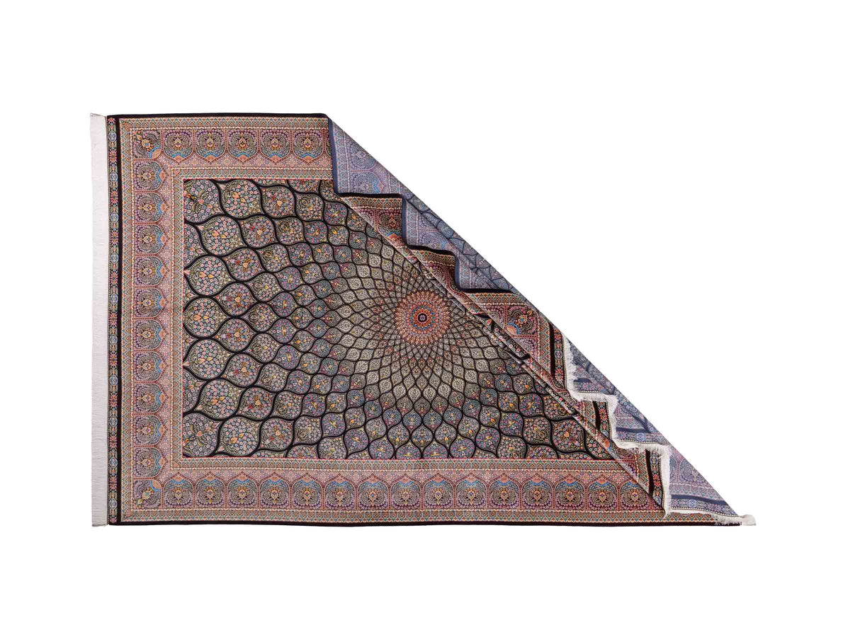 Ghom Maschinenteppich "Goshasp" 300 x 200 cm, mit Medaillon, aus pflanzlicher Seide (Viskose), Schwarz-Grün-Mehrfarbig. Teppichnummer: V40BK600H. Persian Luxury Collection by Khademi. Made in Iran / Persia – Vertrieb durch JUPITER Intl.