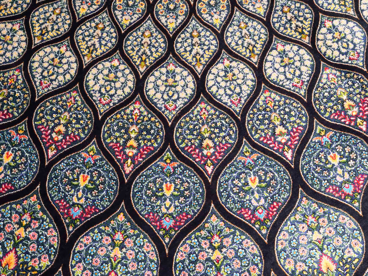 Ghom Maschinenteppich "Goshasp" 300 x 200 cm, mit Medaillon, aus pflanzlicher Seide (Viskose), Schwarz-Grün-Mehrfarbig. Teppichnummer: V40BK600H. Persian Luxury Collection by Khademi. Made in Iran / Persia – Vertrieb durch JUPITER Intl.