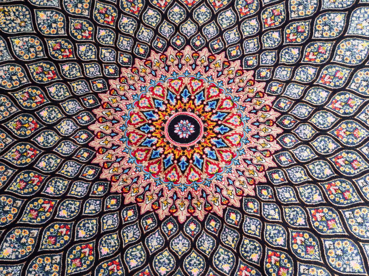 Ghom Maschinenteppich "Goshasp" 300 x 200 cm, mit Medaillon, aus pflanzlicher Seide (Viskose), Schwarz-Grün-Mehrfarbig. Teppichnummer: V40BK600H. Persian Luxury Collection by Khademi. Made in Iran / Persia – Vertrieb durch JUPITER Intl.