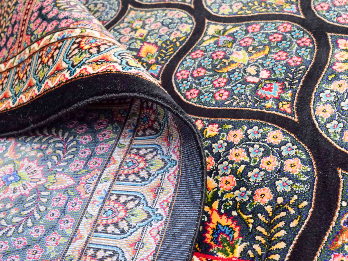 Ghom Maschinenteppich "Goshasp" 300 x 200 cm, mit Medaillon, aus pflanzlicher Seide (Viskose), Schwarz-Grün-Mehrfarbig. Teppichnummer: V40BK600H. Persian Luxury Collection by Khademi. Made in Iran / Persia – Vertrieb durch JUPITER Intl.