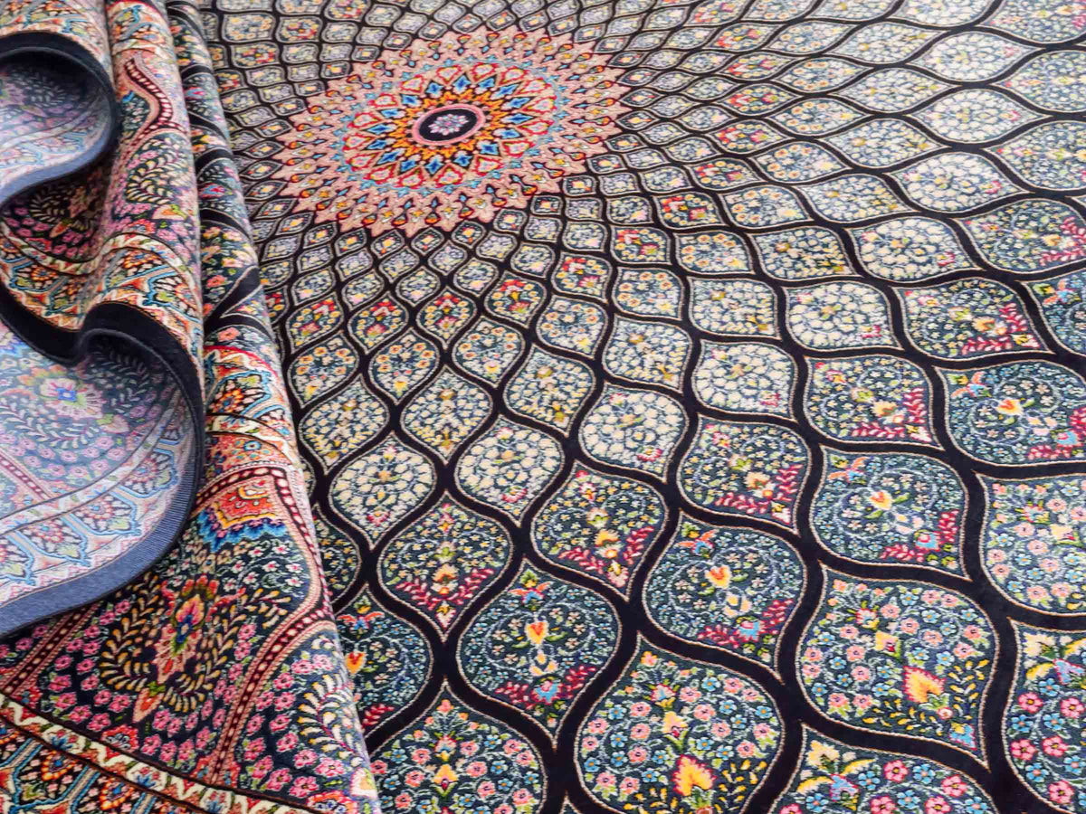 Ghom Maschinenteppich "Goshasp" 300 x 200 cm, mit Medaillon, aus pflanzlicher Seide (Viskose), Schwarz-Grün-Mehrfarbig. Teppichnummer: V40BK600H. Persian Luxury Collection by Khademi. Made in Iran / Persia – Vertrieb durch JUPITER Intl.