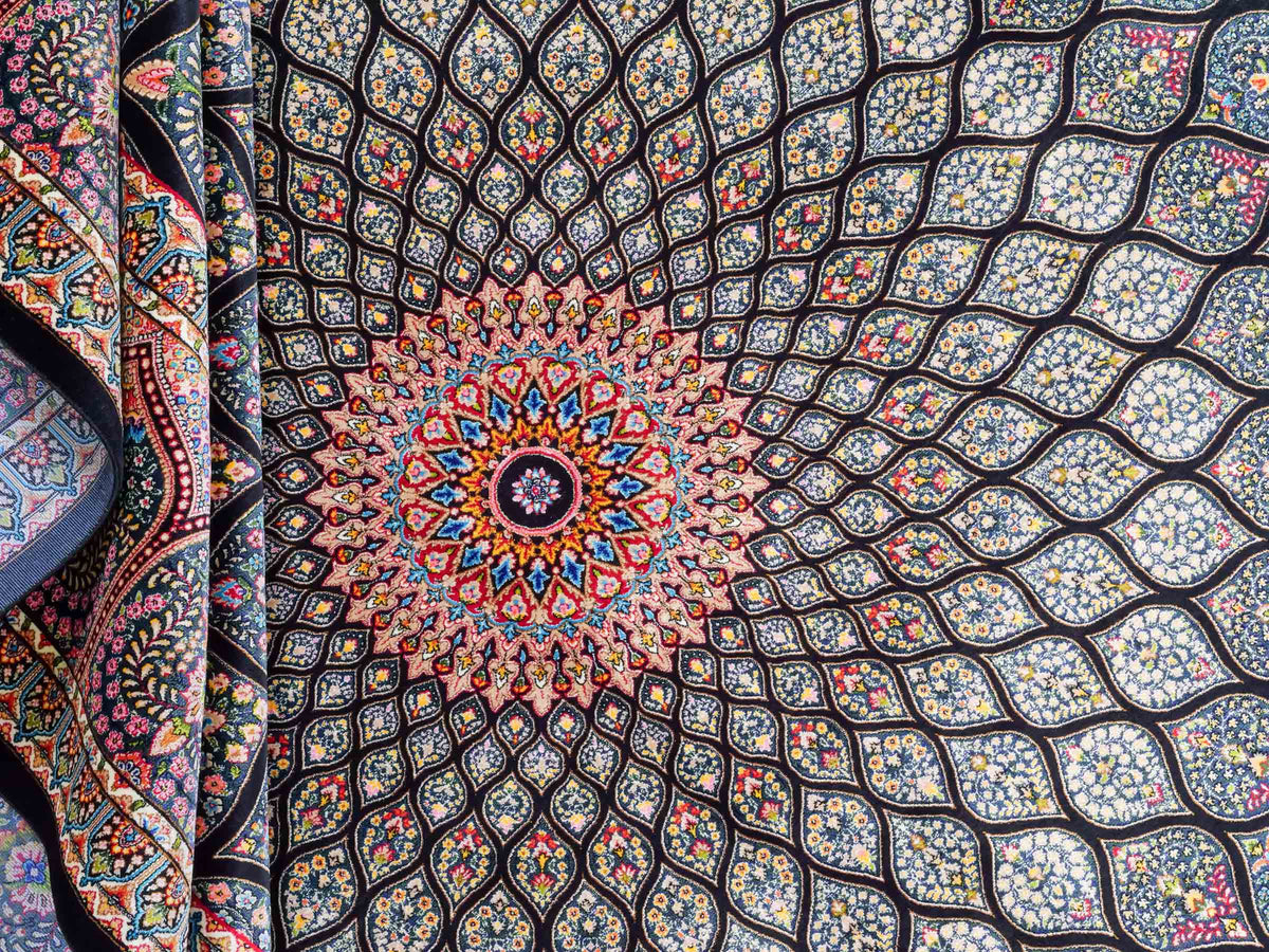 Ghom Maschinenteppich "Goshasp" 300 x 200 cm, mit Medaillon, aus pflanzlicher Seide (Viskose), Schwarz-Grün-Mehrfarbig. Teppichnummer: V40BK600H. Persian Luxury Collection by Khademi. Made in Iran / Persia – Vertrieb durch JUPITER Intl.