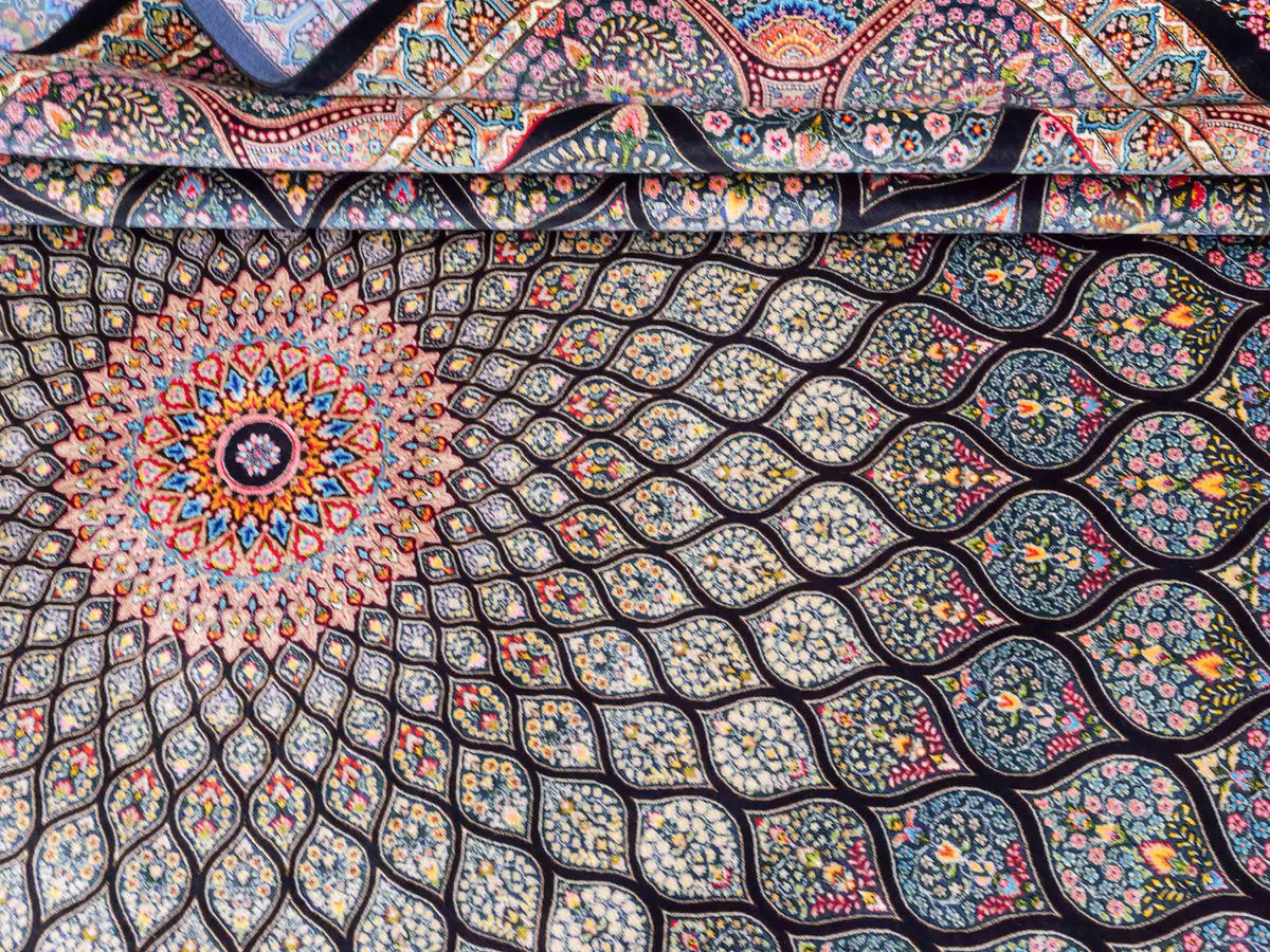 Ghom Maschinenteppich "Goshasp" 300 x 200 cm, mit Medaillon, aus pflanzlicher Seide (Viskose), Schwarz-Grün-Mehrfarbig. Teppichnummer: V40BK600H. Persian Luxury Collection by Khademi. Made in Iran / Persia – Vertrieb durch JUPITER Intl.