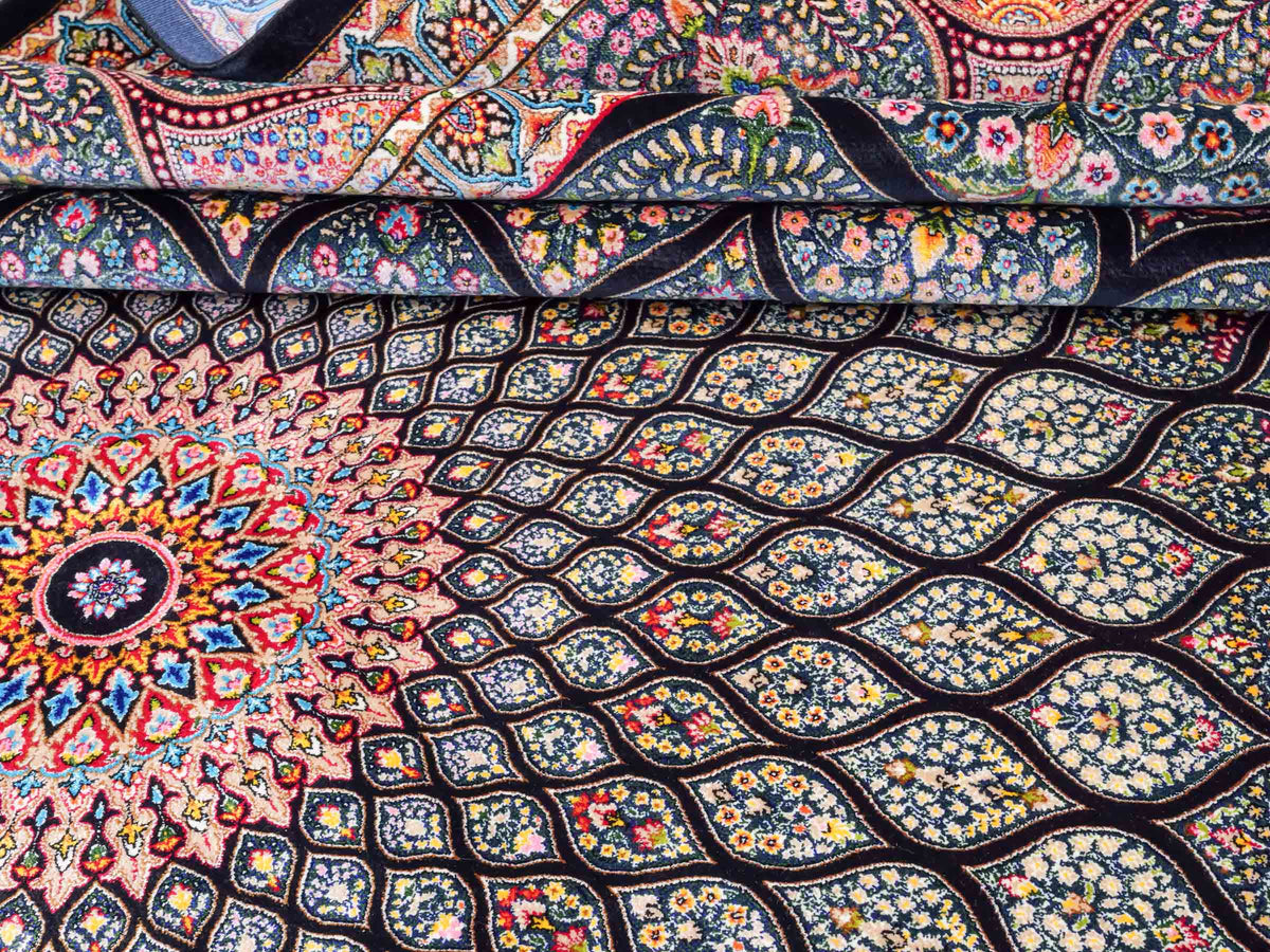 Ghom Maschinenteppich "Goshasp" 300 x 200 cm, mit Medaillon, aus pflanzlicher Seide (Viskose), Schwarz-Grün-Mehrfarbig. Teppichnummer: V40BK600H. Persian Luxury Collection by Khademi. Made in Iran / Persia – Vertrieb durch JUPITER Intl.
