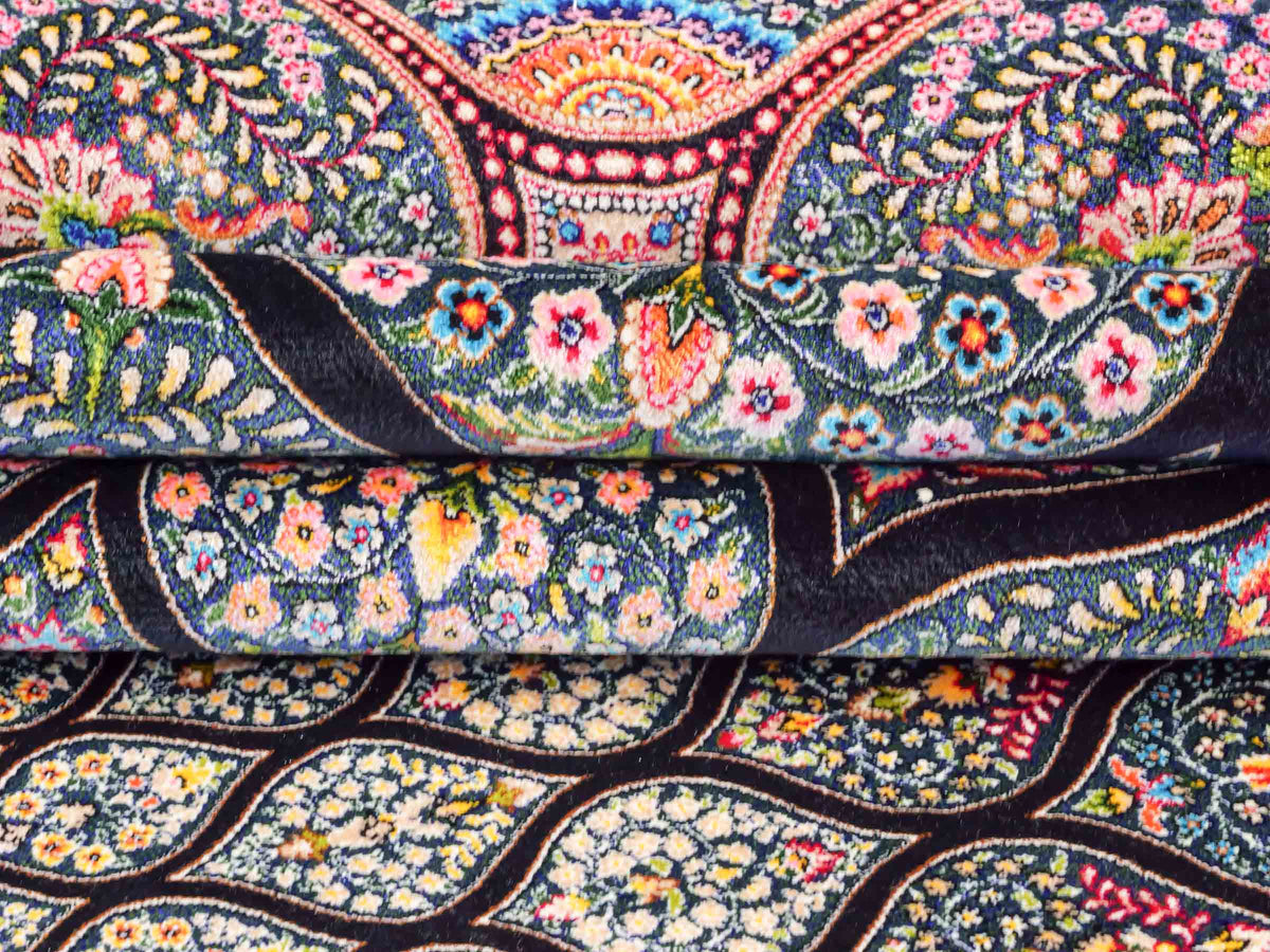 Ghom Maschinenteppich "Goshasp" 300 x 200 cm, mit Medaillon, aus pflanzlicher Seide (Viskose), Schwarz-Grün-Mehrfarbig. Teppichnummer: V40BK600H. Persian Luxury Collection by Khademi. Made in Iran / Persia – Vertrieb durch JUPITER Intl.