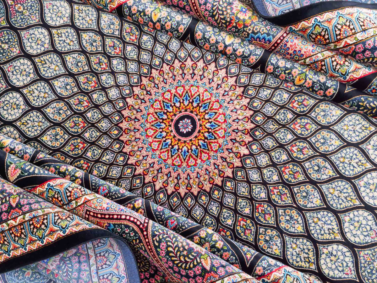 Ghom Maschinenteppich "Goshasp" 300 x 200 cm, mit Medaillon, aus pflanzlicher Seide (Viskose), Schwarz-Grün-Mehrfarbig. Teppichnummer: V40BK600H. Persian Luxury Collection by Khademi. Made in Iran / Persia – Vertrieb durch JUPITER Intl.