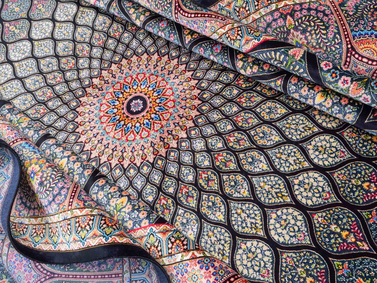 Ghom Maschinenteppich "Goshasp" 300 x 200 cm, mit Medaillon, aus pflanzlicher Seide (Viskose), Schwarz-Grün-Mehrfarbig. Teppichnummer: V40BK600H. Persian Luxury Collection by Khademi. Made in Iran / Persia – Vertrieb durch JUPITER Intl.