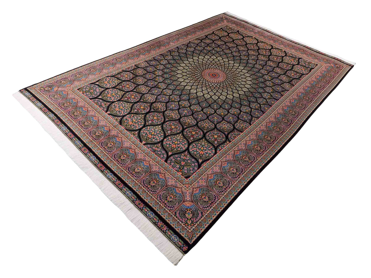 Ghom Maschinenteppich "Goshasp" 300 x 200 cm, mit Medaillon, aus pflanzlicher Seide (Viskose), Schwarz-Grün-Mehrfarbig. Teppichnummer: V40BK600H. Persian Luxury Collection by Khademi. Made in Iran / Persia – Vertrieb durch JUPITER Intl.