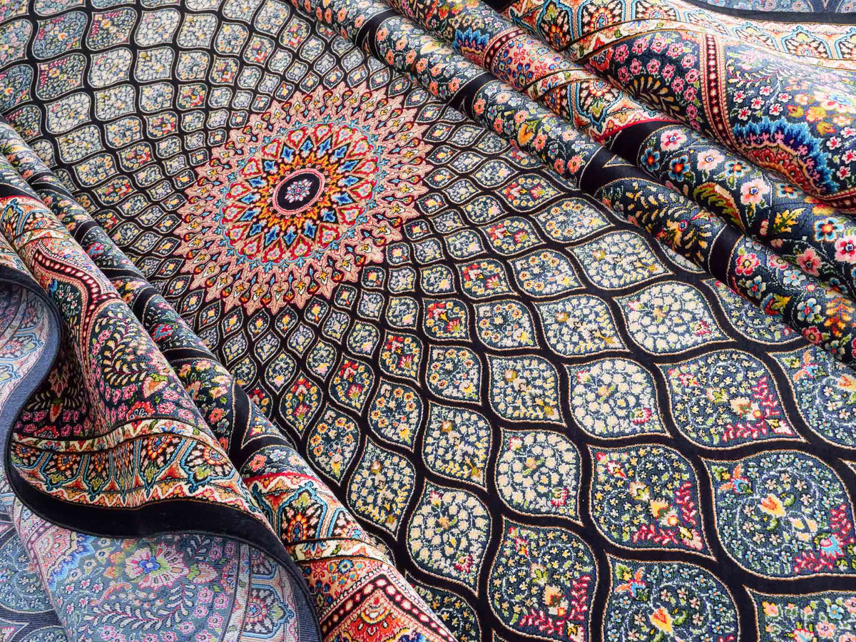 Ghom Maschinenteppich "Goshasp" 300 x 200 cm, mit Medaillon, aus pflanzlicher Seide (Viskose), Schwarz-Grün-Mehrfarbig. Teppichnummer: V40BK600H. Persian Luxury Collection by Khademi. Made in Iran / Persia – Vertrieb durch JUPITER Intl.