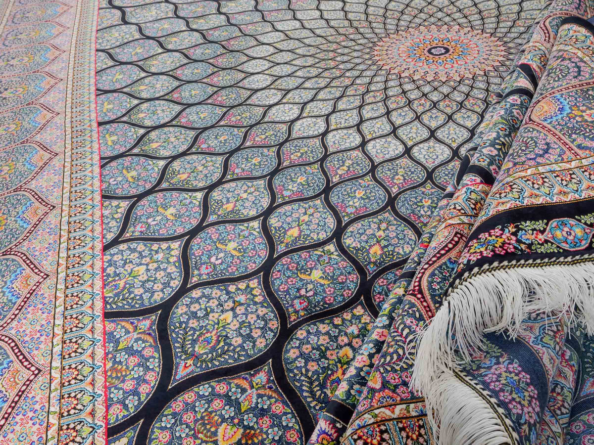 Ghom Maschinenteppich "Goshasp" 300 x 200 cm, mit Medaillon, aus pflanzlicher Seide (Viskose), Schwarz-Grün-Mehrfarbig. Teppichnummer: V40BK600H. Persian Luxury Collection by Khademi. Made in Iran / Persia – Vertrieb durch JUPITER Intl.
