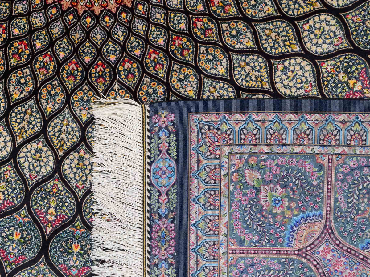 Ghom Maschinenteppich "Goshasp" 300 x 200 cm, mit Medaillon, aus pflanzlicher Seide (Viskose), Schwarz-Grün-Mehrfarbig. Teppichnummer: V40BK600H. Persian Luxury Collection by Khademi. Made in Iran / Persia – Vertrieb durch JUPITER Intl.