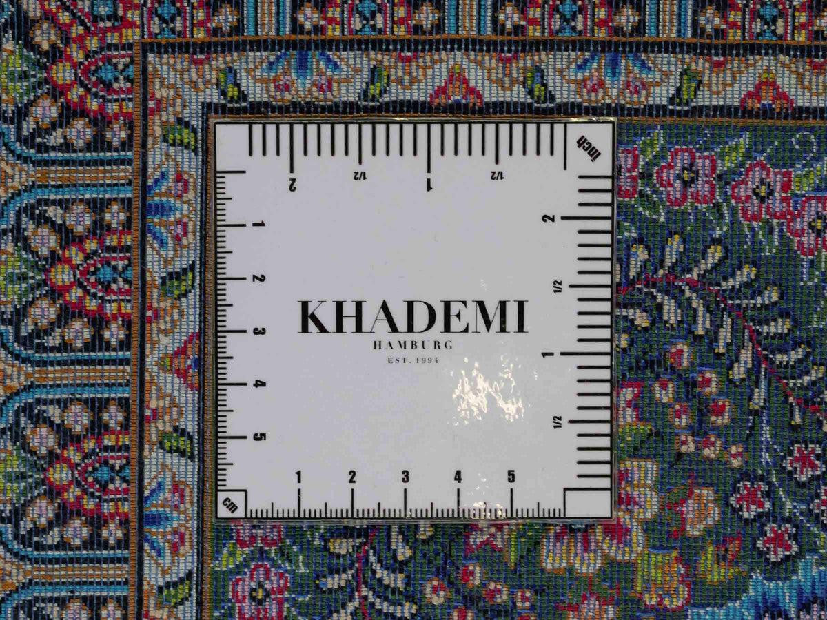 Ghom Maschinenteppich "Goshasp" 300 x 200 cm, mit Medaillon, aus pflanzlicher Seide (Viskose), Schwarz-Grün-Mehrfarbig. Teppichnummer: V40BK600H. Persian Luxury Collection by Khademi. Made in Iran / Persia – Vertrieb durch JUPITER Intl.