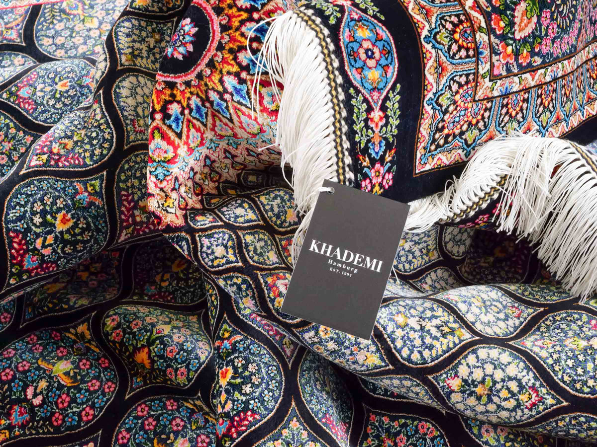 Ghom Maschinenteppich "Goshasp" 300 x 200 cm, mit Medaillon, aus pflanzlicher Seide (Viskose), Schwarz-Grün-Mehrfarbig. Teppichnummer: V40BK600H. Persian Luxury Collection by Khademi. Made in Iran / Persia – Vertrieb durch JUPITER Intl.