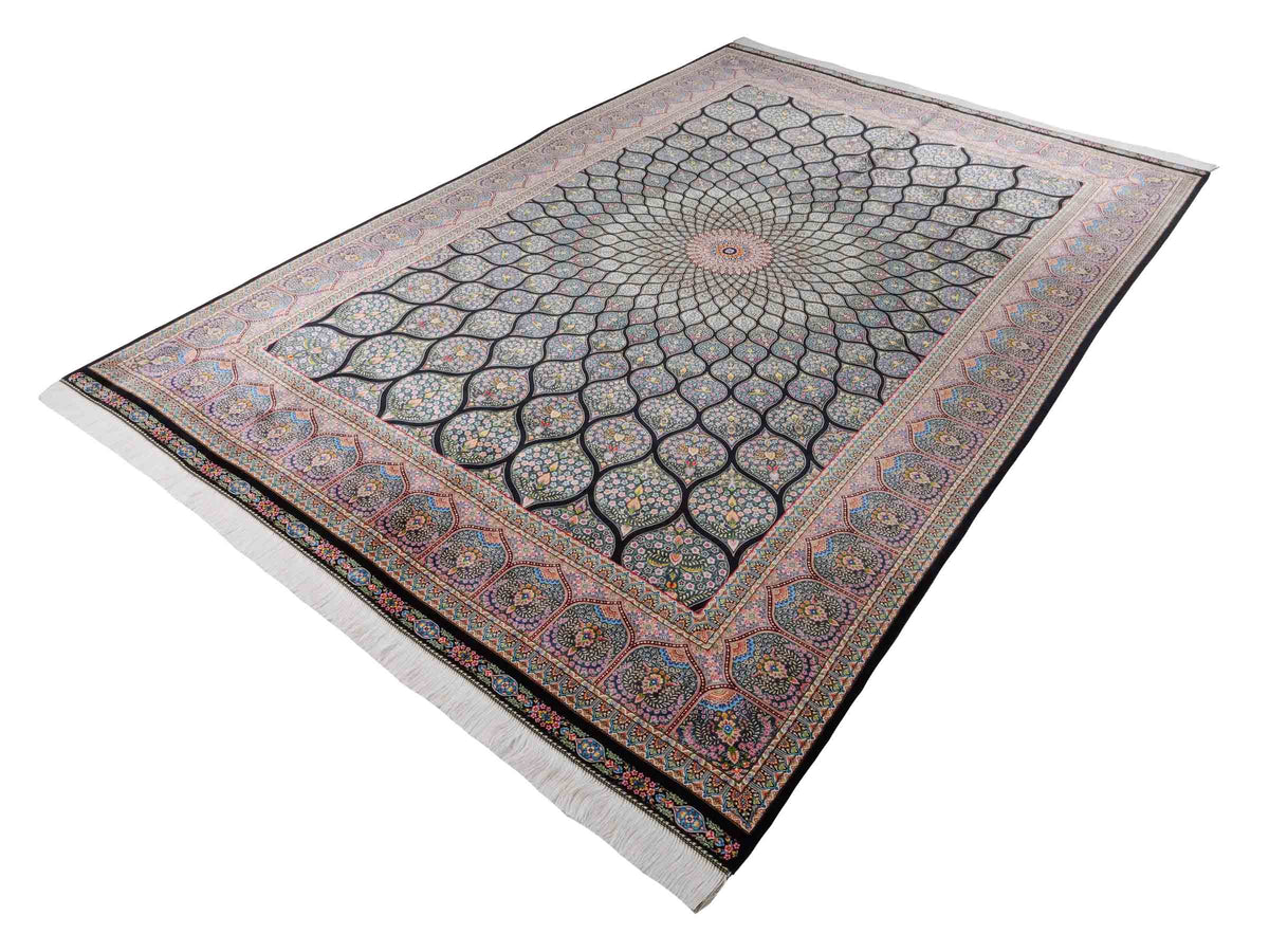 Ghom Maschinenteppich "Goshasp" 300 x 200 cm, mit Medaillon, aus pflanzlicher Seide (Viskose), Schwarz-Grün-Mehrfarbig. Teppichnummer: V40BK600H. Persian Luxury Collection by Khademi. Made in Iran / Persia – Vertrieb durch JUPITER Intl.