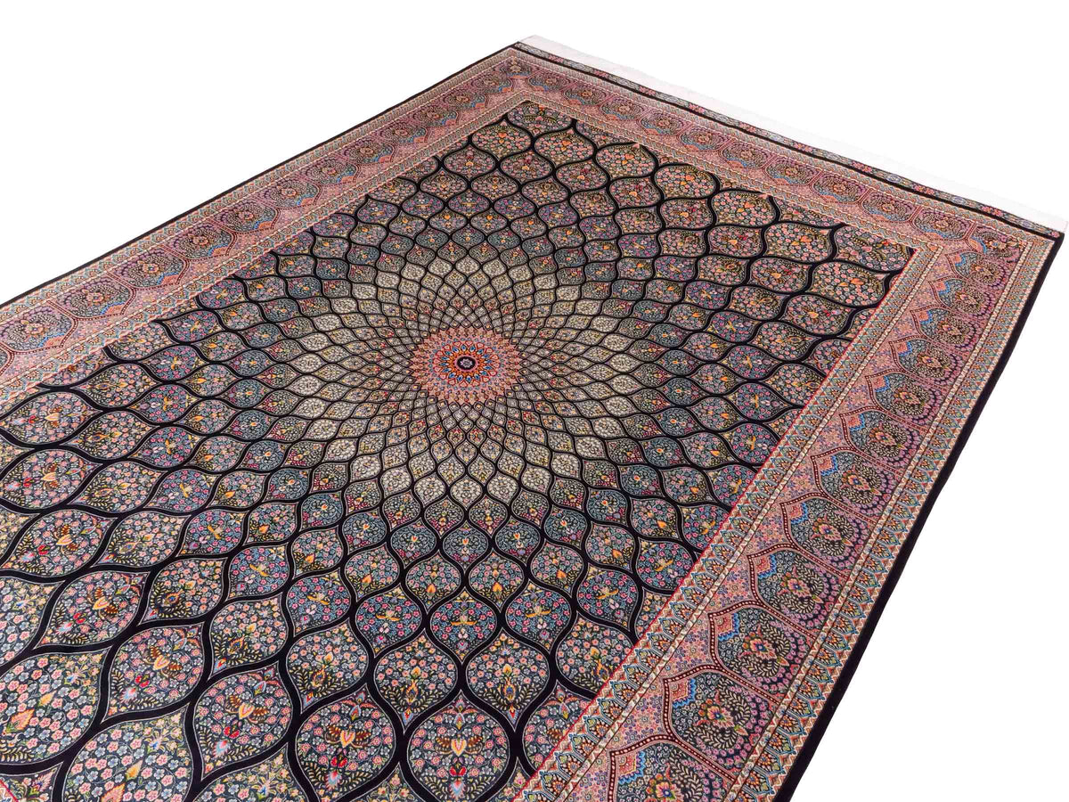 Ghom Maschinenteppich "Goshasp" 300 x 200 cm, mit Medaillon, aus pflanzlicher Seide (Viskose), Schwarz-Grün-Mehrfarbig. Teppichnummer: V40BK600H. Persian Luxury Collection by Khademi. Made in Iran / Persia – Vertrieb durch JUPITER Intl.