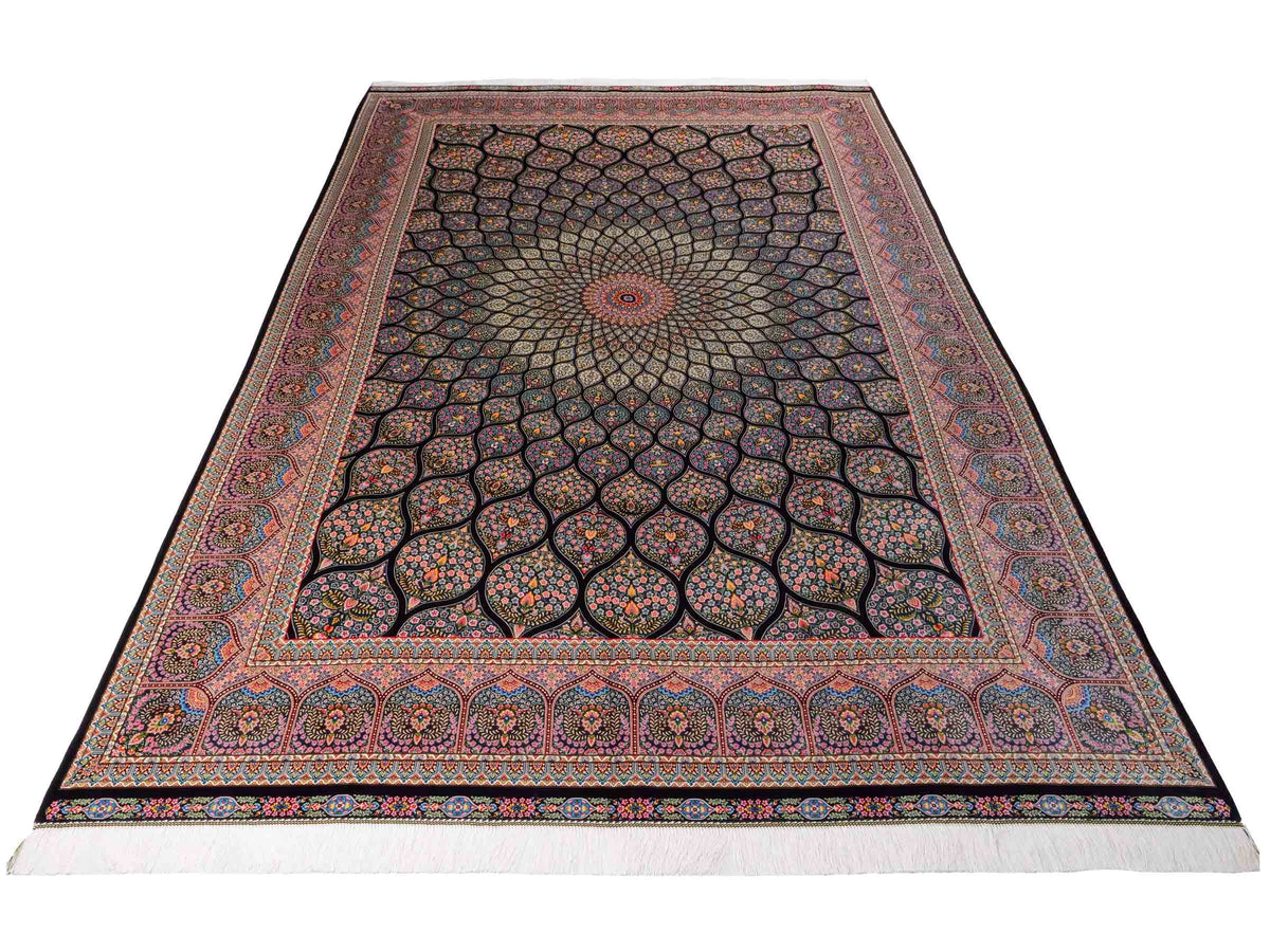 Ghom Maschinenteppich "Goshasp" 300 x 200 cm, mit Medaillon, aus pflanzlicher Seide (Viskose), Schwarz-Grün-Mehrfarbig. Teppichnummer: V40BK600H. Persian Luxury Collection by Khademi. Made in Iran / Persia – Vertrieb durch JUPITER Intl.