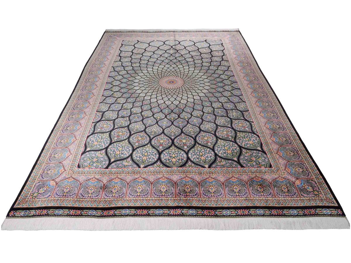 Ghom Maschinenteppich "Goshasp" 300 x 200 cm, mit Medaillon, aus pflanzlicher Seide (Viskose), Schwarz-Grün-Mehrfarbig. Teppichnummer: V40BK600H. Persian Luxury Collection by Khademi. Made in Iran / Persia – Vertrieb durch JUPITER Intl.