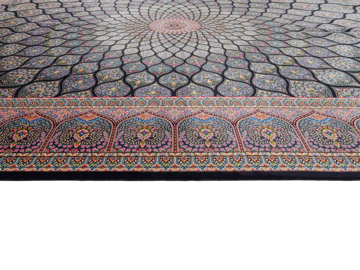 Ghom Maschinenteppich "Goshasp" 300 x 200 cm, mit Medaillon, aus pflanzlicher Seide (Viskose), Schwarz-Grün-Mehrfarbig. Teppichnummer: V40BK600H. Persian Luxury Collection by Khademi. Made in Iran / Persia – Vertrieb durch JUPITER Intl.