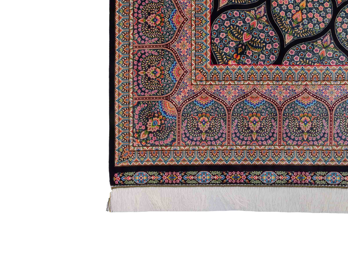 Ghom Maschinenteppich "Goshasp" 300 x 200 cm, mit Medaillon, aus pflanzlicher Seide (Viskose), Schwarz-Grün-Mehrfarbig. Teppichnummer: V40BK600H. Persian Luxury Collection by Khademi. Made in Iran / Persia – Vertrieb durch JUPITER Intl.