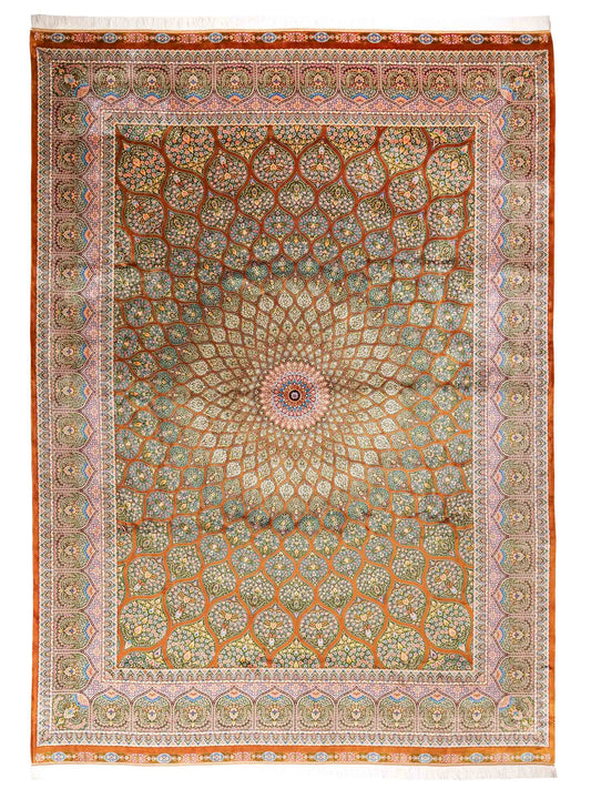 Ghom Maschinenteppich "Goshasp" 350 x 250 cm, mit Medaillon, aus pflanzlicher Seide (Viskose), Braun-Grün. Teppichnummer: V40WN875H. Persian Luxury Collection by Khademi. Made in Iran / Persia – Vertrieb durch JUPITER Intl.