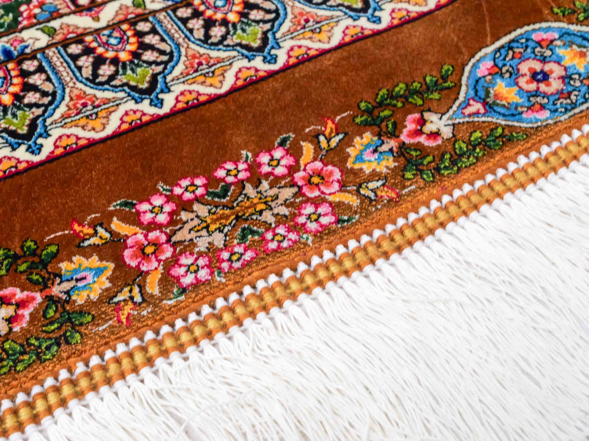 Ghom Maschinenteppich "Goshasp" 350 x 250 cm, mit Medaillon, aus pflanzlicher Seide (Viskose), Braun-Grün. Teppichnummer: V40WN875H. Persian Luxury Collection by Khademi. Made in Iran / Persia – Vertrieb durch JUPITER Intl.