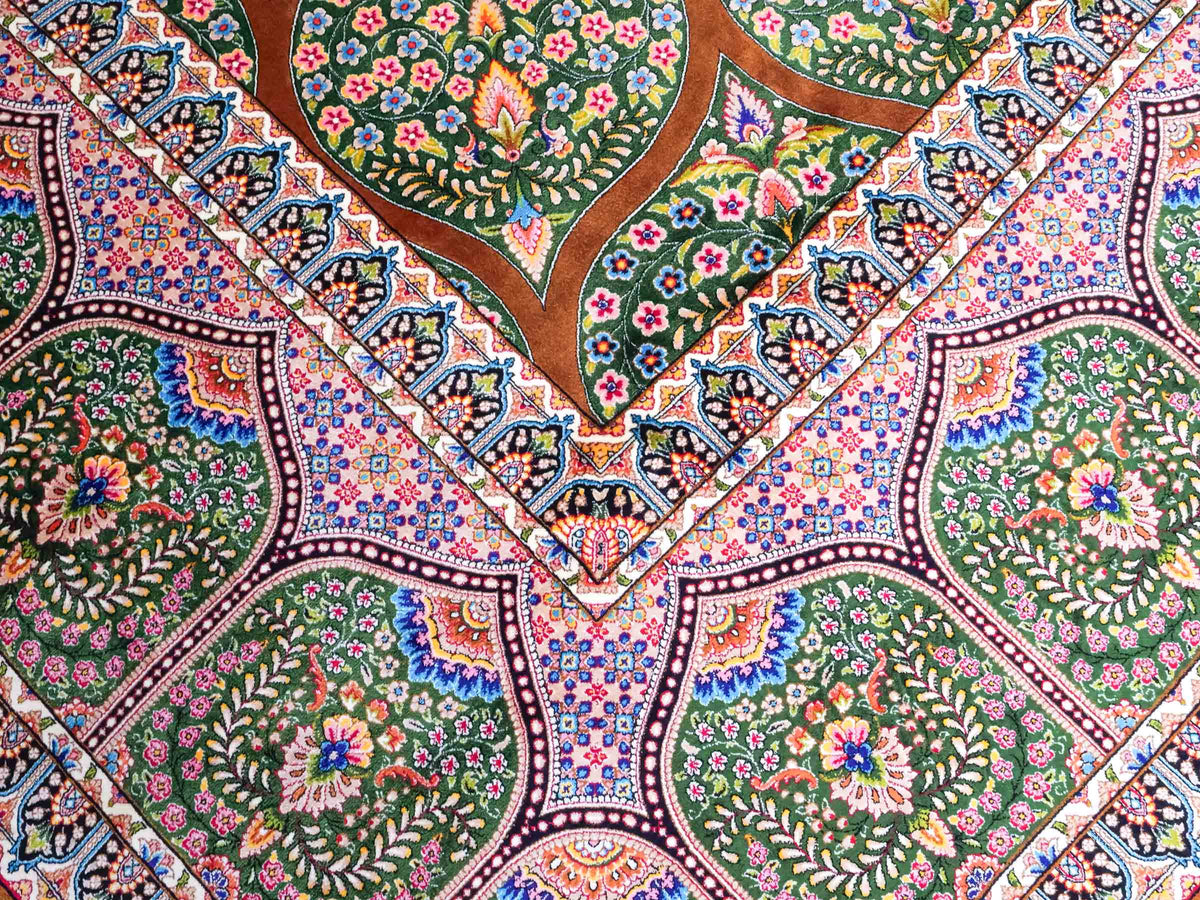 Ghom Maschinenteppich "Goshasp" 350 x 250 cm, mit Medaillon, aus pflanzlicher Seide (Viskose), Braun-Grün. Teppichnummer: V40WN875H. Persian Luxury Collection by Khademi. Made in Iran / Persia – Vertrieb durch JUPITER Intl.