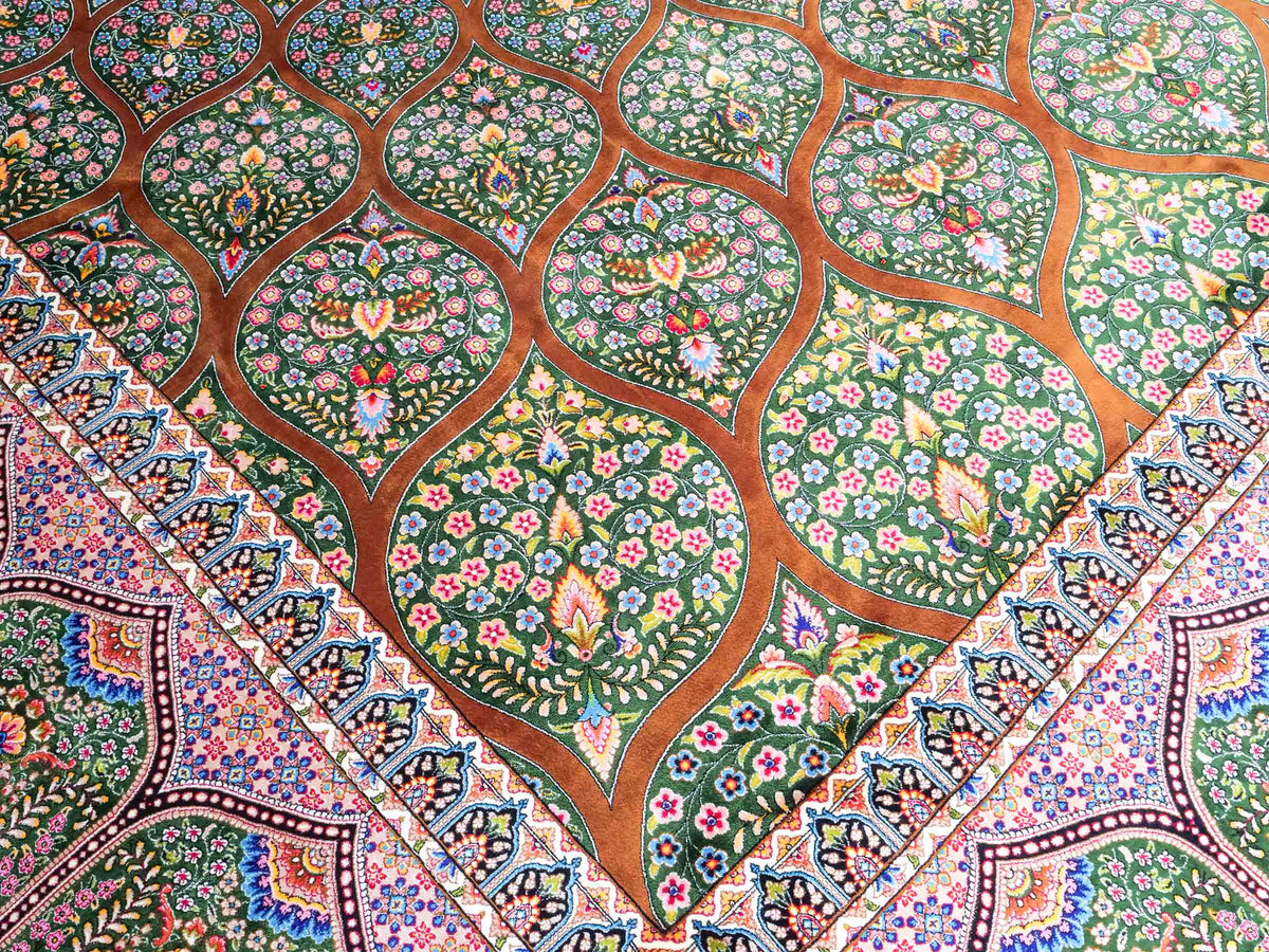 Ghom Maschinenteppich "Goshasp" 350 x 250 cm, mit Medaillon, aus pflanzlicher Seide (Viskose), Braun-Grün. Teppichnummer: V40WN875H. Persian Luxury Collection by Khademi. Made in Iran / Persia – Vertrieb durch JUPITER Intl.