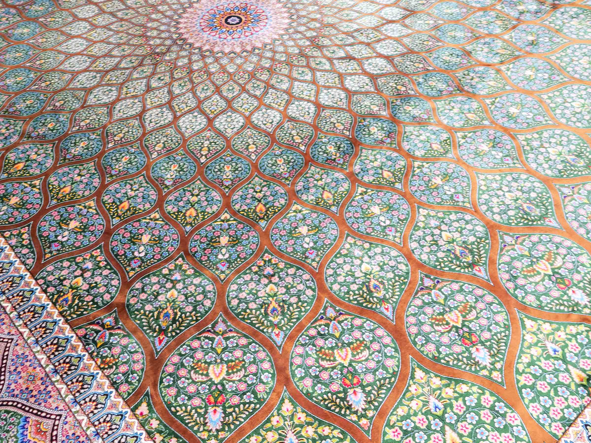 Ghom Maschinenteppich "Goshasp" 350 x 250 cm, mit Medaillon, aus pflanzlicher Seide (Viskose), Braun-Grün. Teppichnummer: V40WN875H. Persian Luxury Collection by Khademi. Made in Iran / Persia – Vertrieb durch JUPITER Intl.