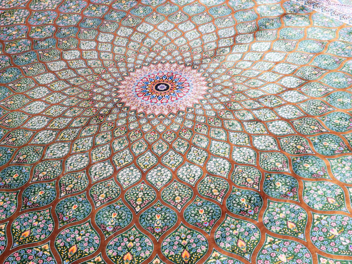 Ghom Maschinenteppich "Goshasp" 350 x 250 cm, mit Medaillon, aus pflanzlicher Seide (Viskose), Braun-Grün. Teppichnummer: V40WN875H. Persian Luxury Collection by Khademi. Made in Iran / Persia – Vertrieb durch JUPITER Intl.
