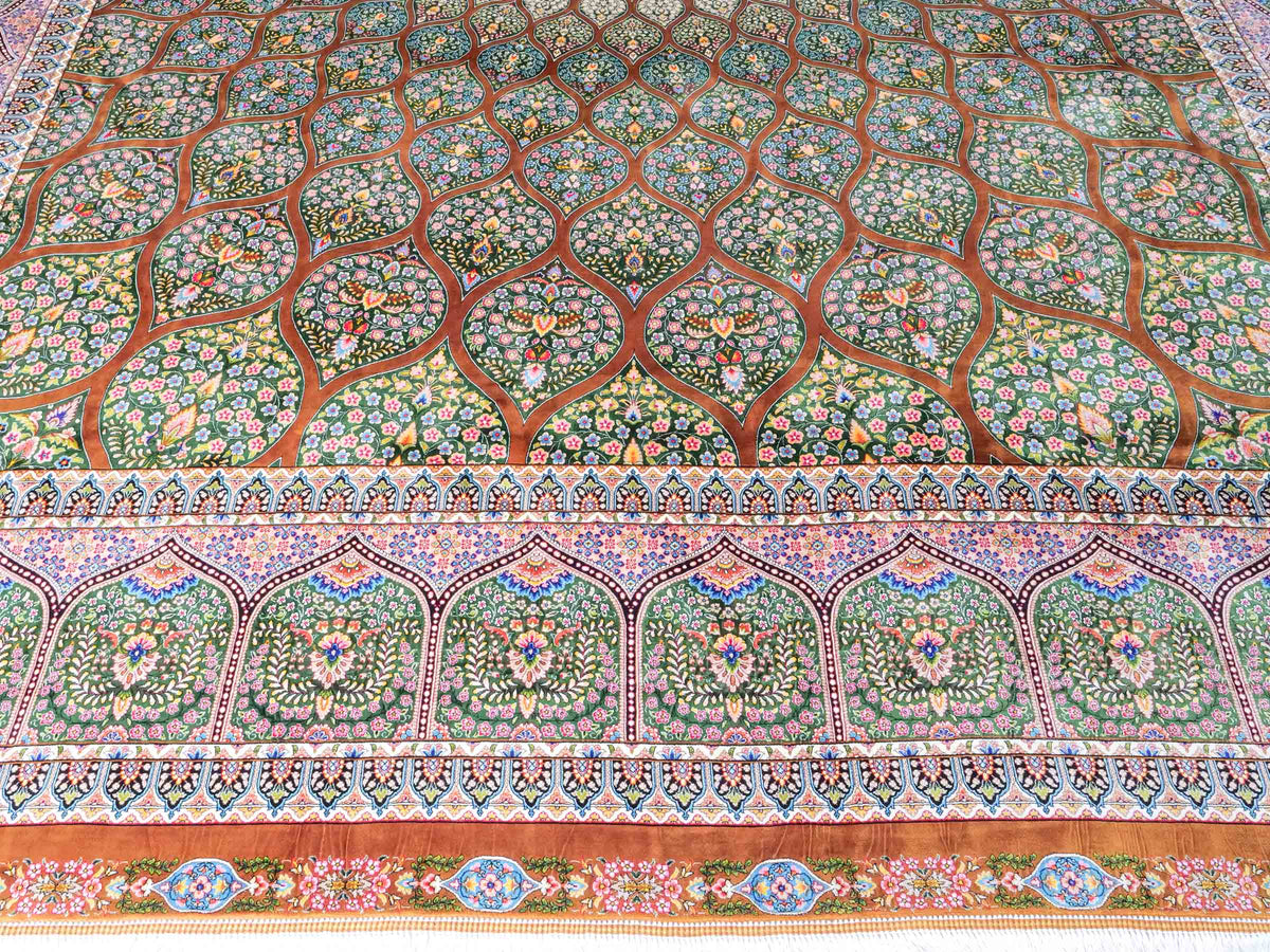 Ghom Maschinenteppich "Goshasp" 350 x 250 cm, mit Medaillon, aus pflanzlicher Seide (Viskose), Braun-Grün. Teppichnummer: V40WN875H. Persian Luxury Collection by Khademi. Made in Iran / Persia – Vertrieb durch JUPITER Intl.