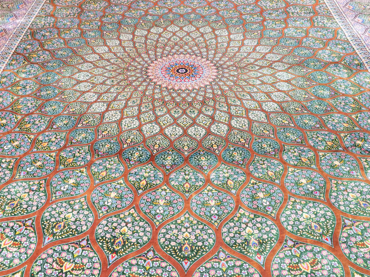 Ghom Maschinenteppich "Goshasp" 350 x 250 cm, mit Medaillon, aus pflanzlicher Seide (Viskose), Braun-Grün. Teppichnummer: V40WN875H. Persian Luxury Collection by Khademi. Made in Iran / Persia – Vertrieb durch JUPITER Intl.